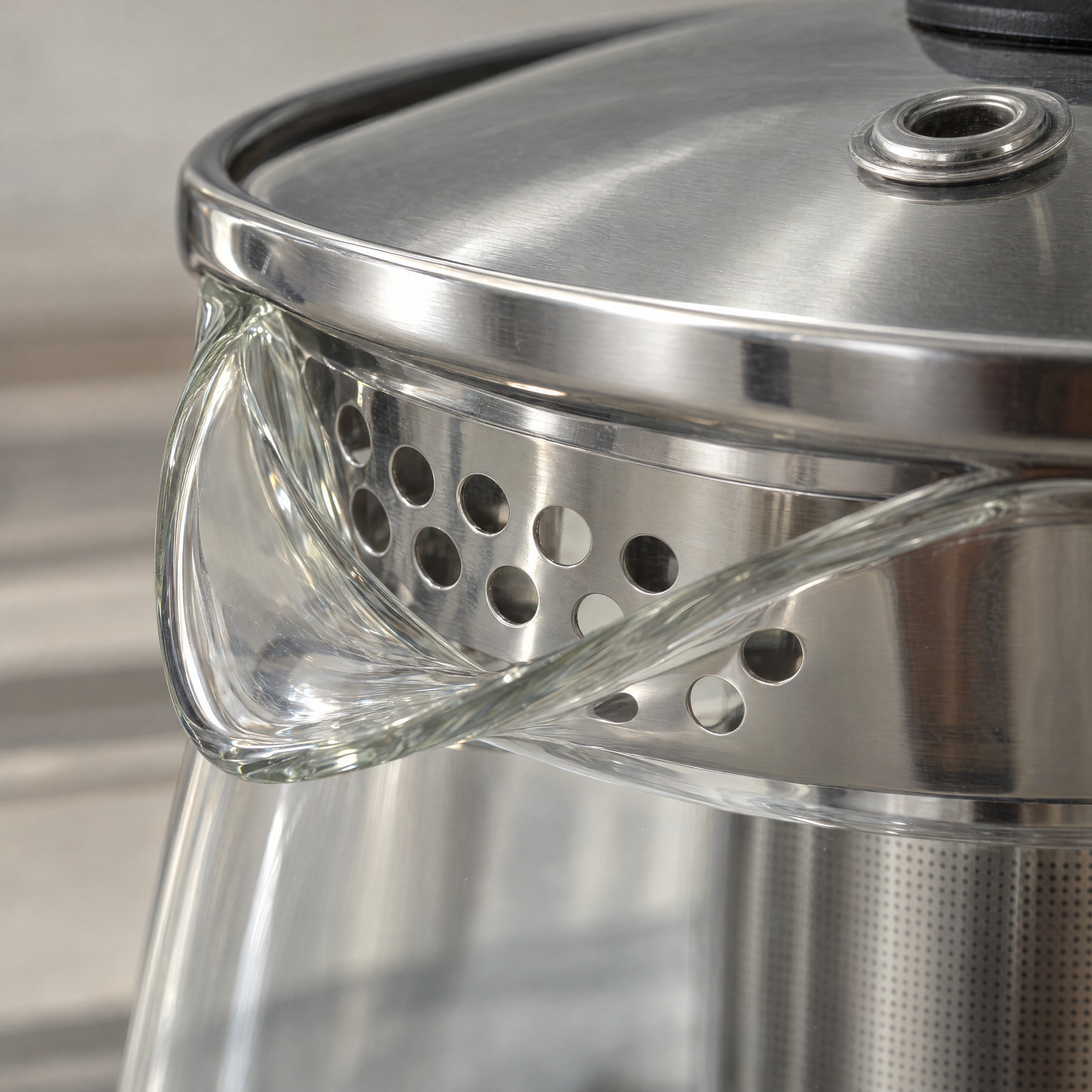 Detail der breiten Glasausgusslippe und des grob gelochten Edelstahl-Elements am TT-LED11.